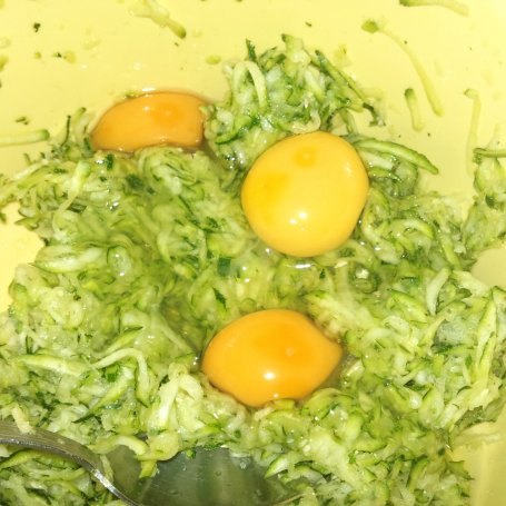 Krok 2 - Placuszki z cukinii z sałatą w sosie ogórkowym foto