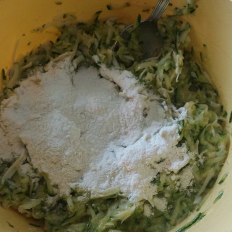 Krok 5 - Placuszki z cukinii z sałatą w sosie ogórkowym foto