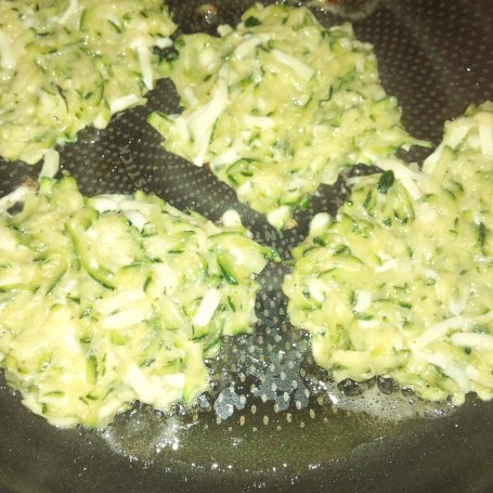 Krok 6 - Placuszki z cukinii z sałatą w sosie ogórkowym foto