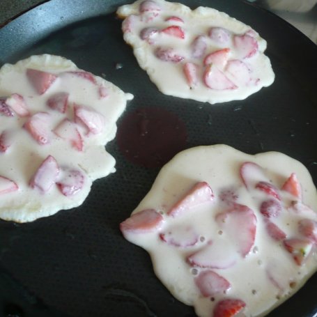 Krok 2 - Placuszki z jogurtem i truskawkami foto