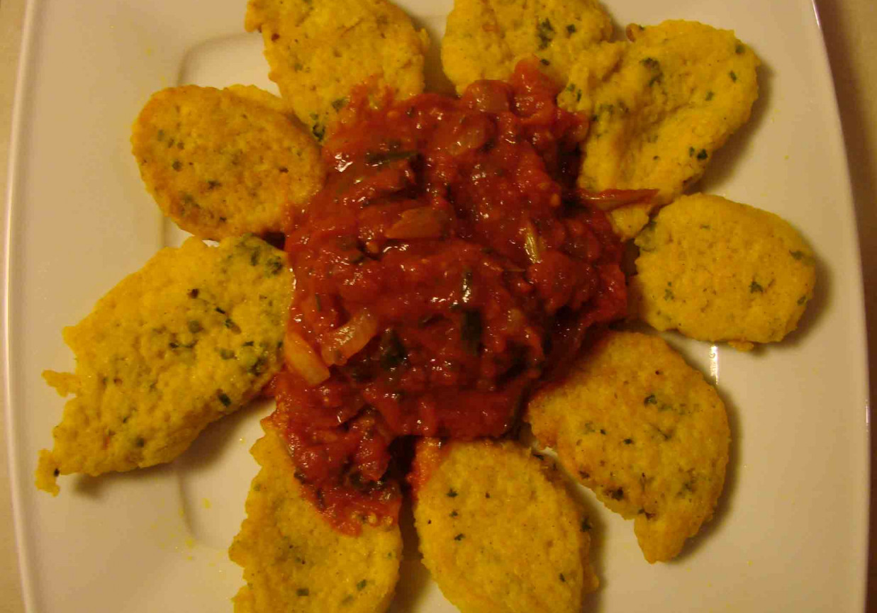 placuszki z kaszy jaglanej z sosem pomidorowym foto