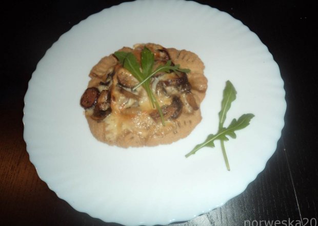 Fotografia przedstawiająca Placuszki z mąki owsianej z pieczarkami i kiełbasą- wedzoną mozzarellą wzbogacone