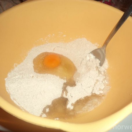 Krok 1 - Placuszki z mąki owsianej z pieczarkami i kiełbasą- wedzoną mozzarellą wzbogacone foto
