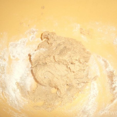 Krok 2 - Placuszki z mąki owsianej z pieczarkami i kiełbasą- wedzoną mozzarellą wzbogacone  foto