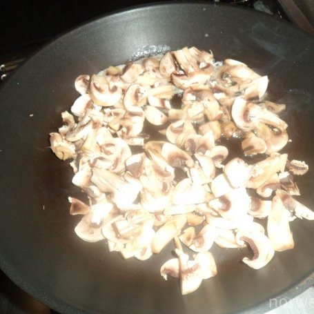 Krok 3 - Placuszki z mąki owsianej z pieczarkami i kiełbasą- wedzoną mozzarellą wzbogacone foto