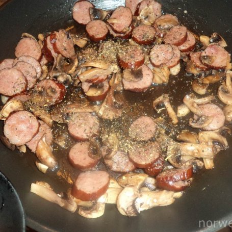 Krok 4 - Placuszki z mąki owsianej z pieczarkami i kiełbasą- wedzoną mozzarellą wzbogacone foto