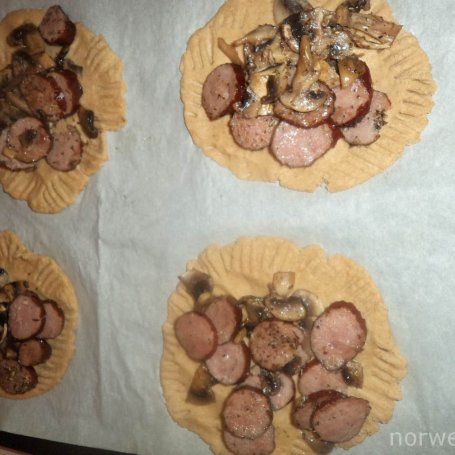 Krok 5 - Placuszki z mąki owsianej z pieczarkami i kiełbasą- wedzoną mozzarellą wzbogacone foto