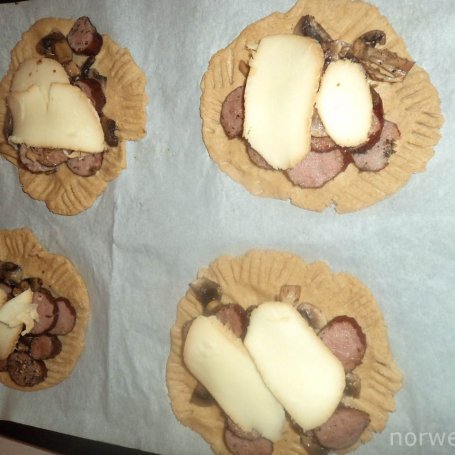 Krok 6 - Placuszki z mąki owsianej z pieczarkami i kiełbasą- wedzoną mozzarellą wzbogacone foto