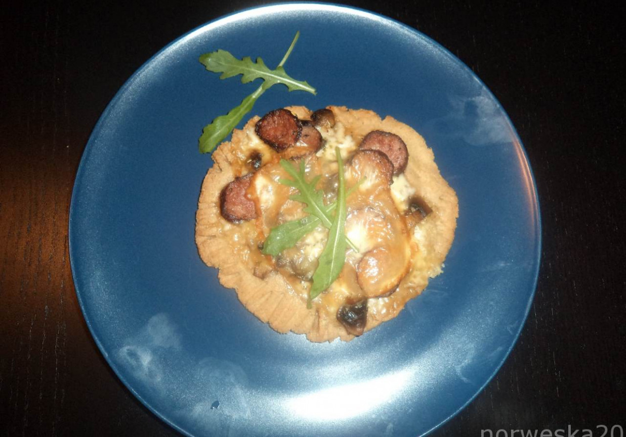 Placuszki z mąki owsianej z pieczarkami i kiełbasą- wedzoną mozzarellą wzbogacone  foto