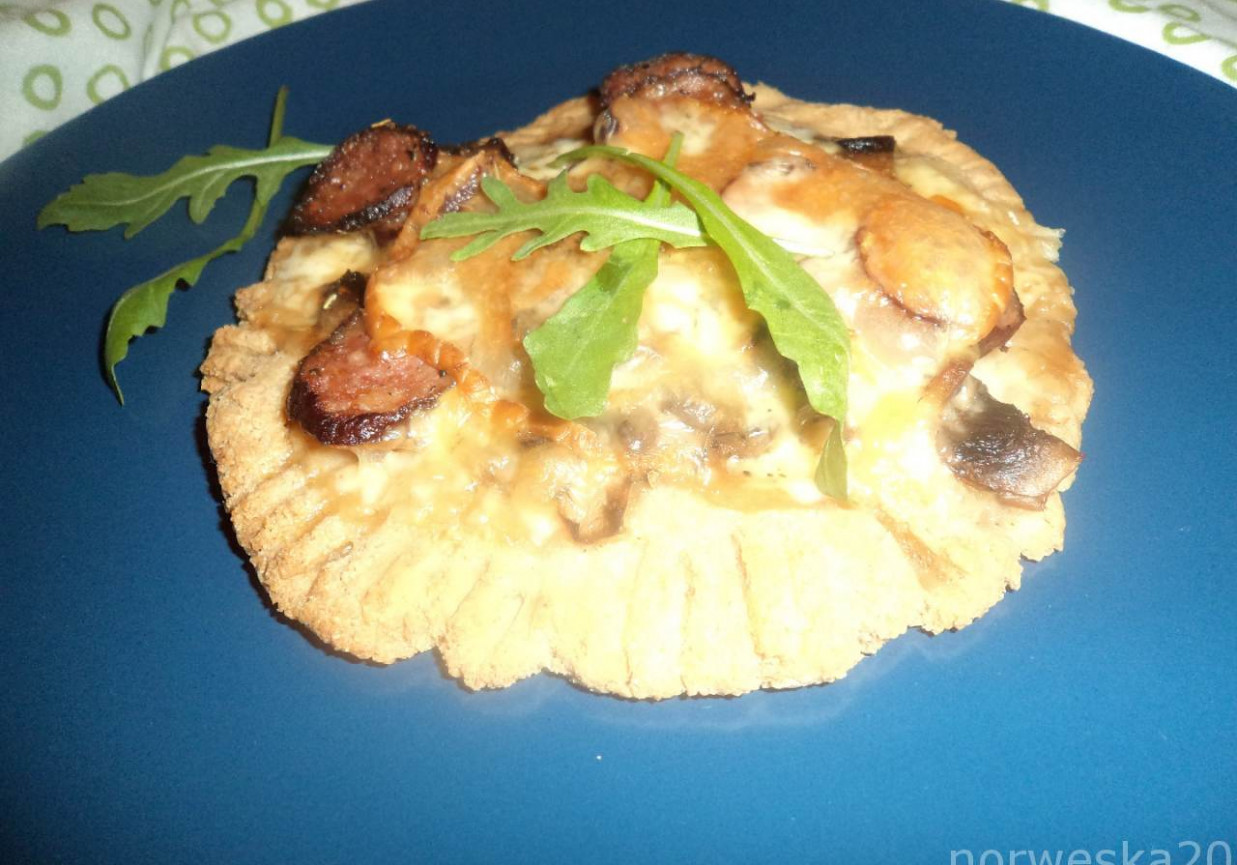 Placuszki z mąki owsianej z pieczarkami i kiełbasą- wedzoną mozzarellą wzbogacone  foto