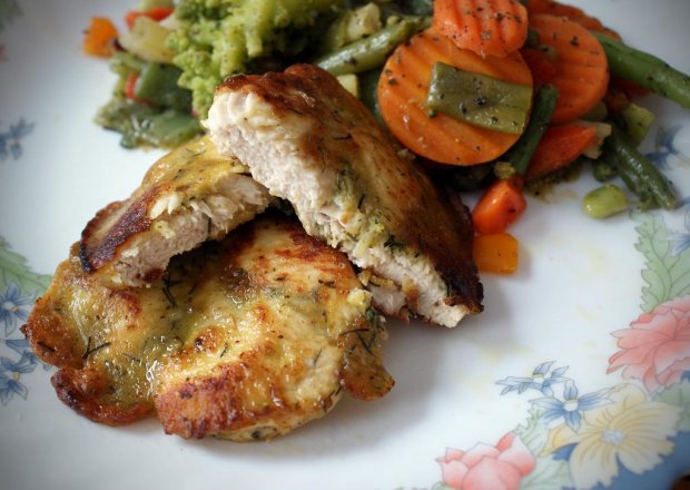 Fotografia przedstawiająca Placuszki z piersi  kurczaka z warzywami