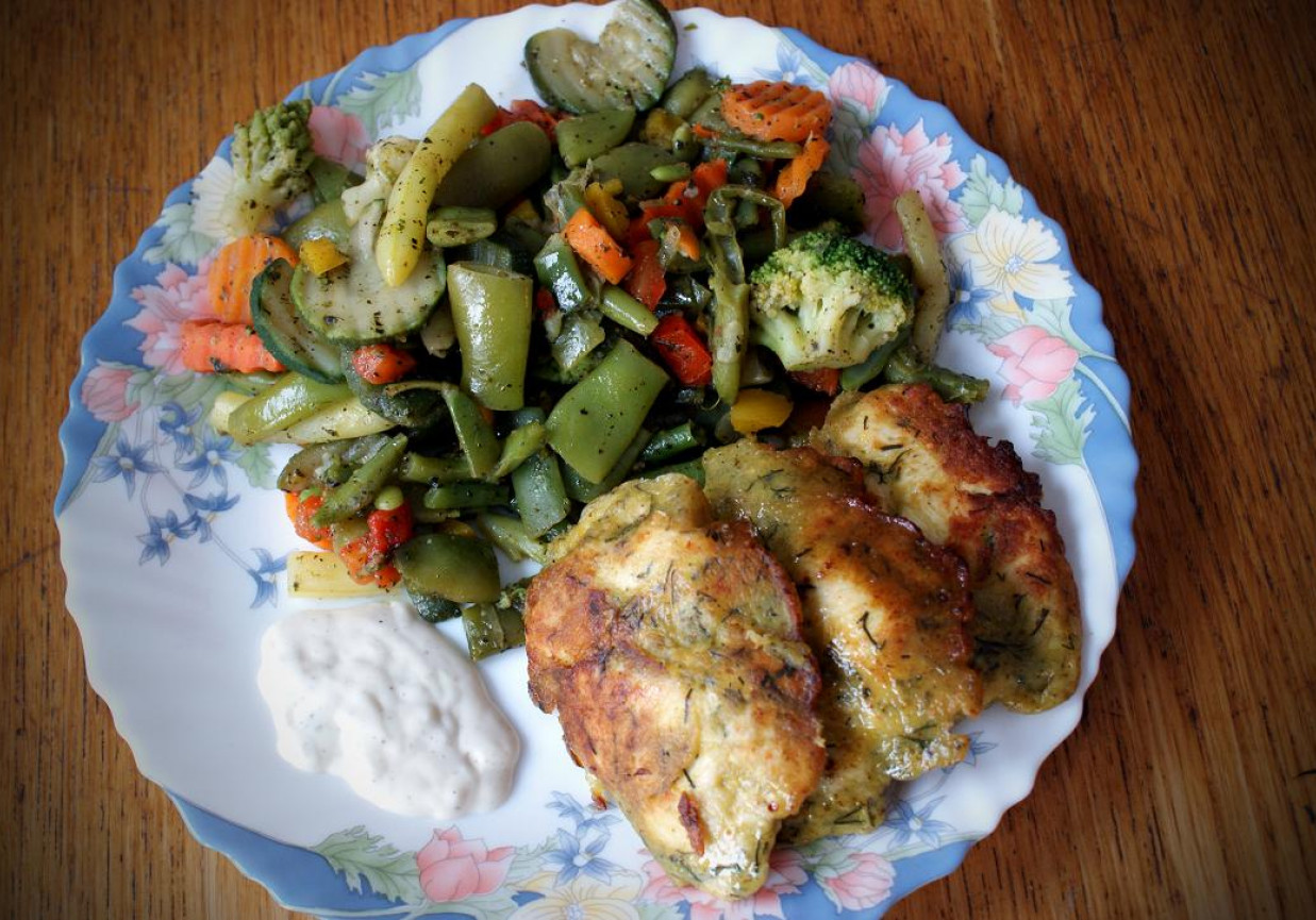 Placuszki z piersi  kurczaka z warzywami foto
