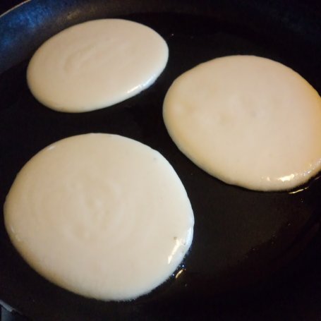 Krok 3 - Placuszki z Ricottą,karmelizowaną gruszką i orzechami :) foto
