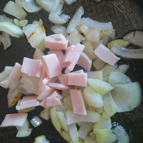 Krok 1 - Placuszki z serka wiejskiego na słono (z cebulą i szynką)  foto