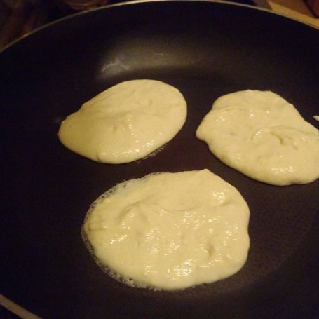 Krok 3 - Placuszki z truskawkami foto