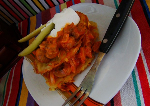 Fotografia przedstawiająca Placuszki ziemniaczane z pieczarkami w pomidorach