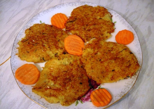 Fotografia przedstawiająca placuszki ziemniaczano-marchekowe z białym serem