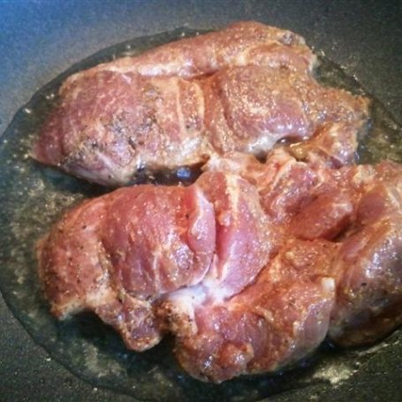 Krok 7 - Plastry mięsa  z pieczarkami i papryką foto