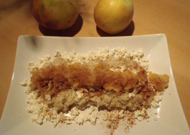 Fotografia przedstawiająca Płatki jęczmienne z jabłkiem i serem