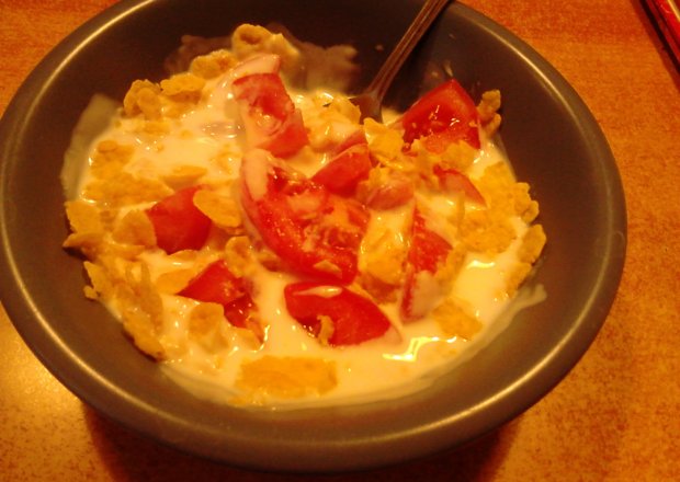 Fotografia przedstawiająca Płatki kukurydziane z jogurtem naturalnym i z pomidorem