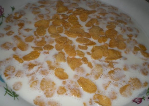 Fotografia przedstawiająca Płatki kukurydziane z mlekiem