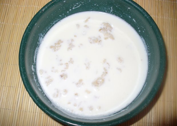 Fotografia przedstawiająca Płatki owsiane z mlekiem i szczyptą cynamonu