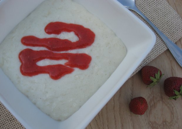 Fotografia przedstawiająca Płatki ryżowe na mleku z musem truskawkowym