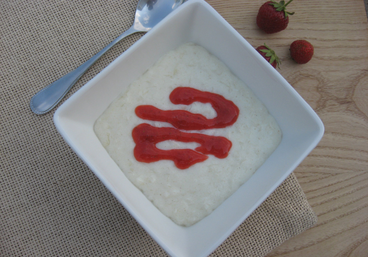 Płatki ryżowe na mleku z musem truskawkowym foto