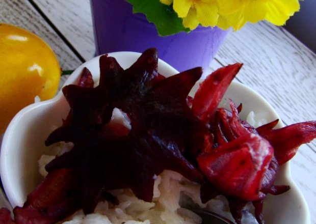 Fotografia przedstawiająca Płatki ryżowe z kwiatem hibiskusa