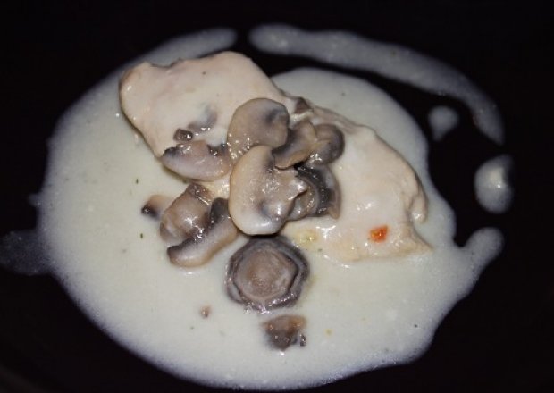 Fotografia przedstawiająca Płaty fileta w kremowym sosie pieczarkowym