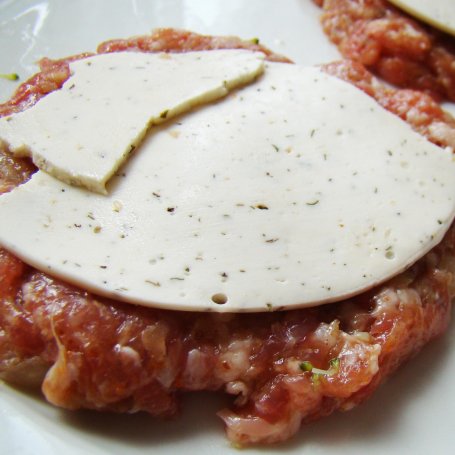 Krok 2 - Pljeskavica (Grillowany kotlet mielony z serem) foto