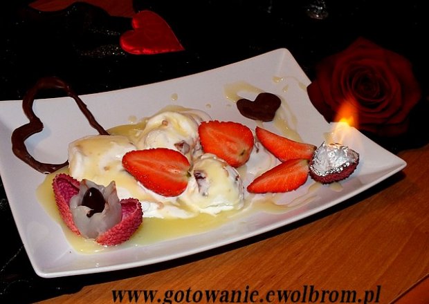 Fotografia przedstawiająca Płonący deser lodowy na Walentynki