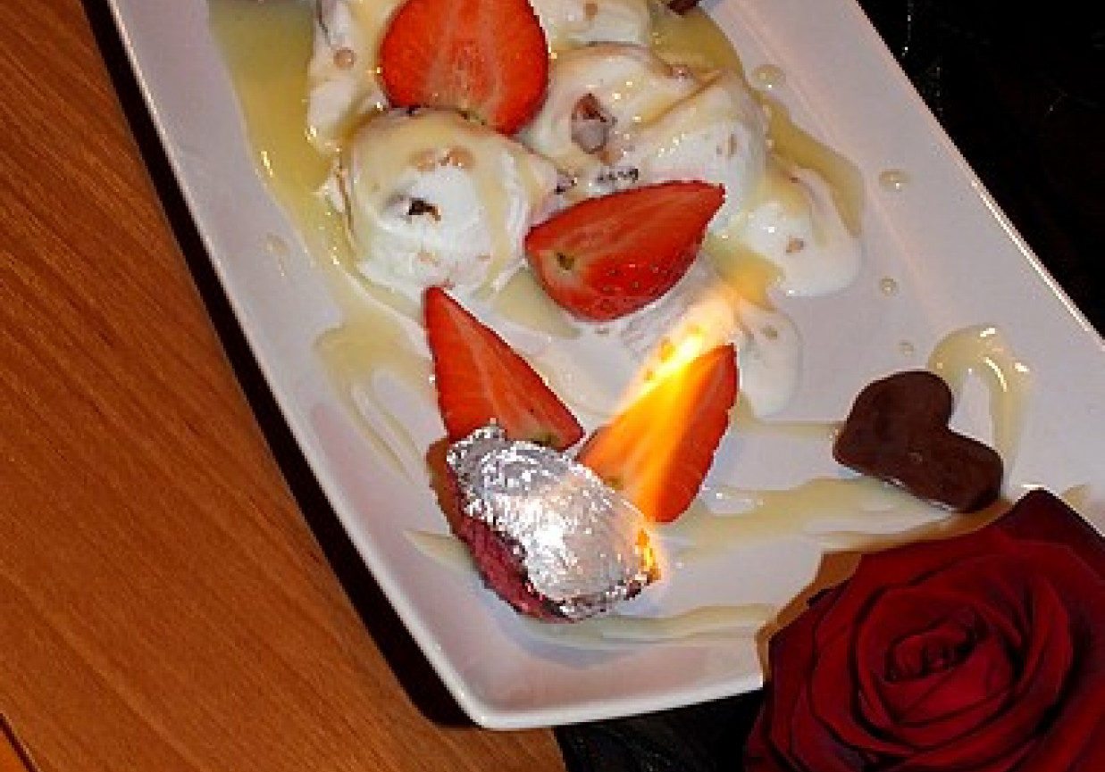 Płonący deser lodowy na Walentynki foto