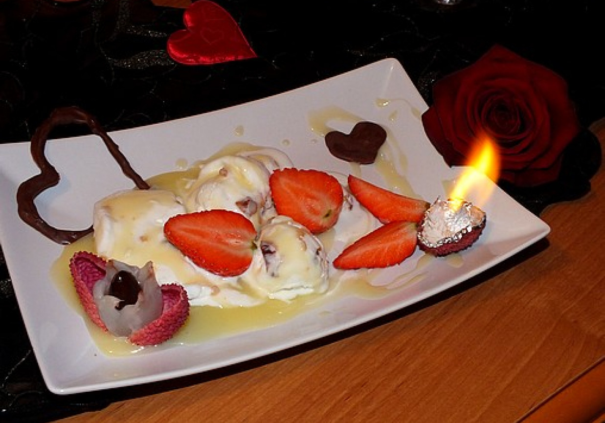 Płonący deser lodowy na Walentynki foto