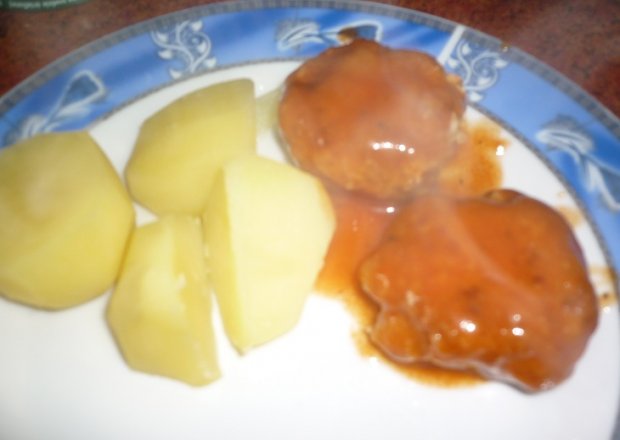 Fotografia przedstawiająca Plopsy z pieczarkami  i serem w sosie pomidorowym