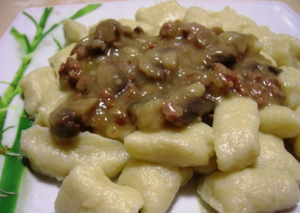 Fotografia przedstawiająca Po polsku - kopytka z sosem mięsnym i pieczarkami