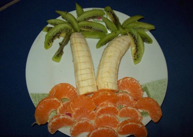 Fotografia przedstawiająca Pod palmami- sałatka owocowa