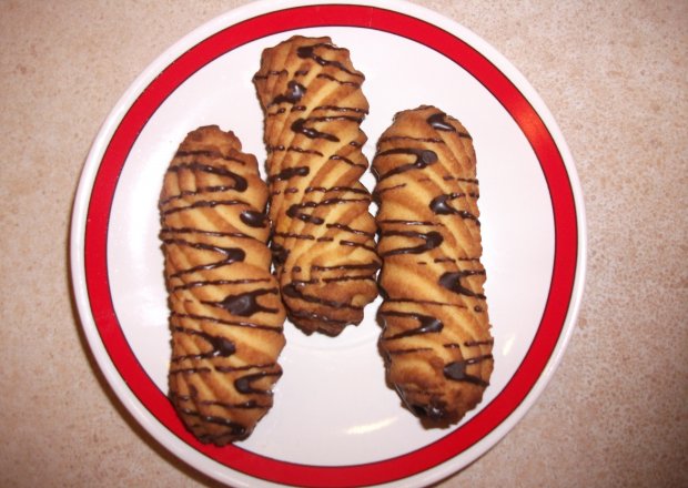 Fotografia przedstawiająca Podłużne kruche ciastka z paseczkami z czekolady