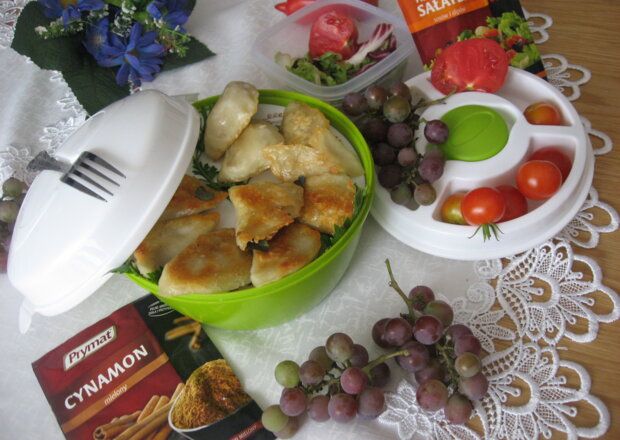 Fotografia przedstawiająca Podsmażane pierożki z mięsem, cukinią i groszkiem