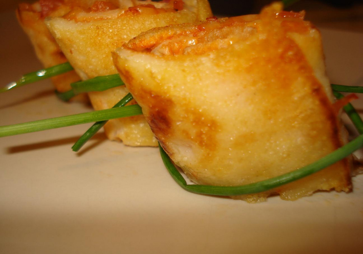 Podsmażane ślimaczki z salami i serem foto