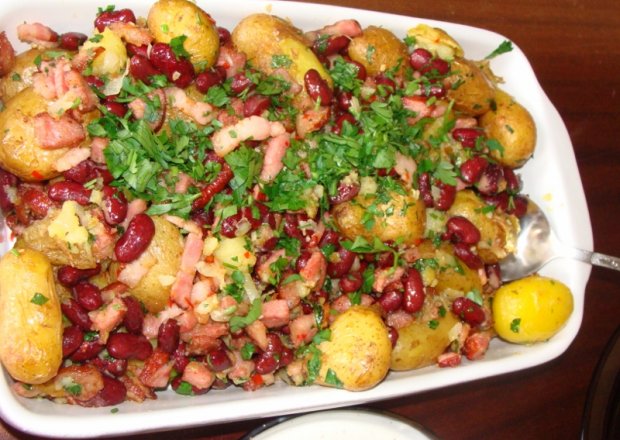 Fotografia przedstawiająca Podsmażane ziemniaki z boczkiem i czerwoną fasolką