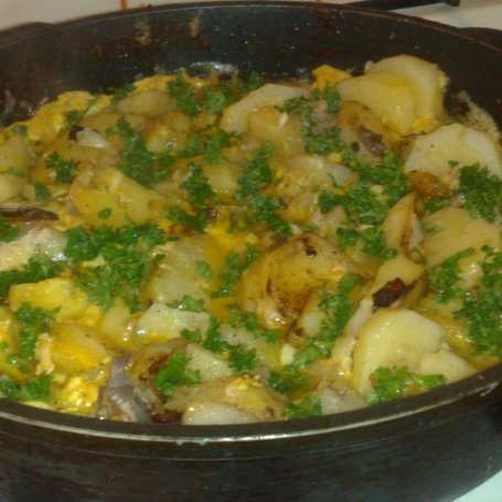 Krok 5 - podsmażane ziemniaki z wędzoną makrelą foto