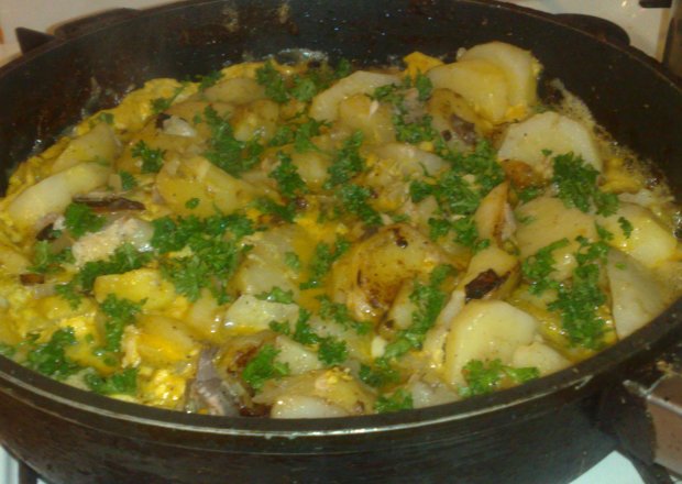 Fotografia przedstawiająca podsmażane ziemniaki z wędzoną makrelą
