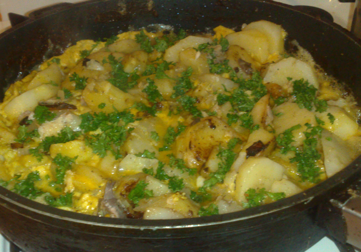 podsmażane ziemniaki z wędzoną makrelą foto