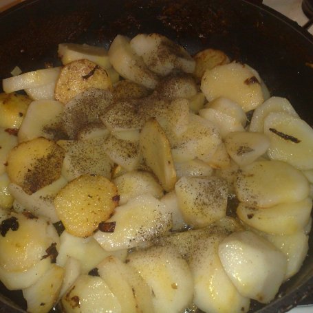 Krok 2 - podsmażane ziemniaki z wędzoną makrelą foto