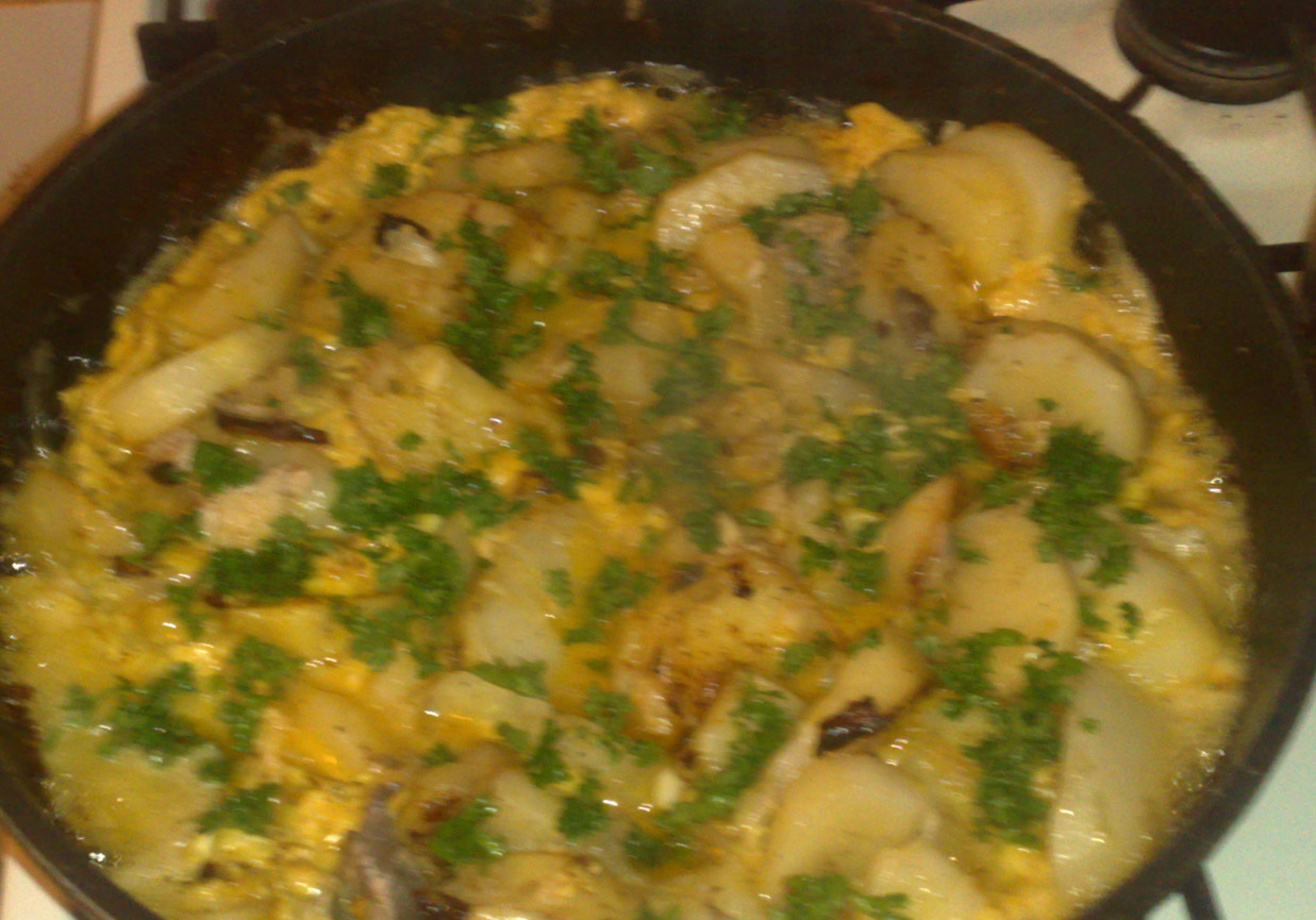 podsmażane ziemniaki z wędzoną makrelą foto
