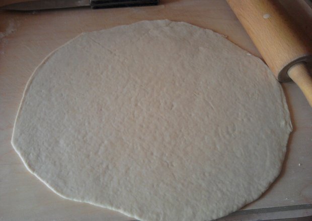 Fotografia przedstawiająca Podstawowe ciasto na spody do pizzy