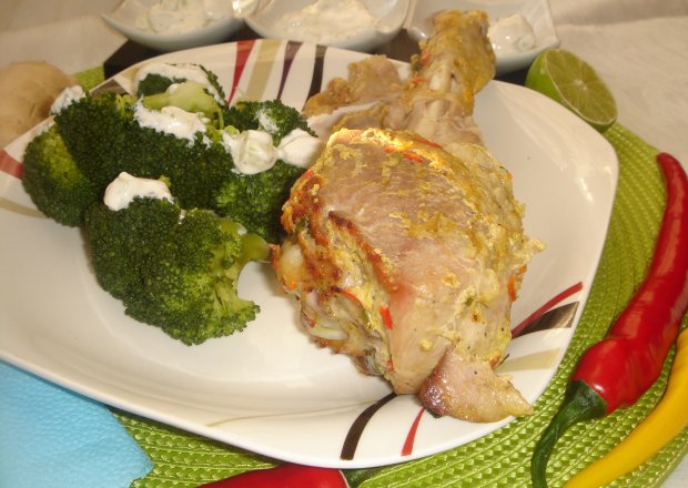 Fotografia przedstawiająca Podudzia indycze w jogurcie z chilli, curry i cynamonem