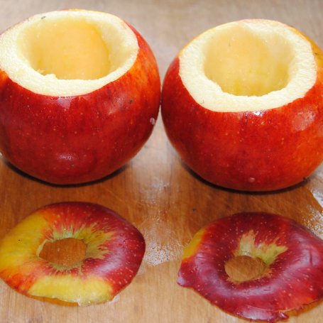 Krok 2 - Podudzia pieczone z faszerowanymi jabłkami foto