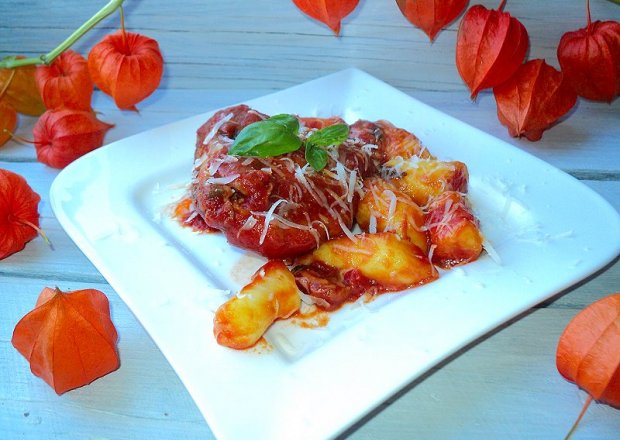 Fotografia przedstawiająca Podudzia w sosie pomidorowym  z winem